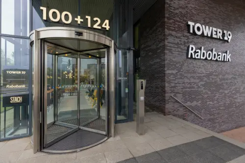 Buitenzijde van de kantooringang op Landdrostdreef 124, Almere Stad met een moderne draaideur en grote glazen ramen. Ideale locatie voor kantoorruimte huren in een eigentijds kantoorpand.