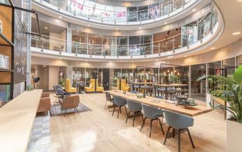 Lichte en ruime open kantoorruimte in Veluwezoom 5, Almere Veluwsekant, voorzien van moderne meubels en multifunctionele werkplekken.