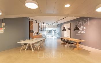 Kantoorruimte huren in Almere op Veluwezoom 5 met stijlvolle inrichting, moderne vergadertafels en gezellige zithoeken. Sfeervol en uitnodigend kantoorpand voor zakelijke bijeenkomsten.