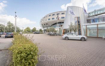 Exterieur van kantoorpand Veluwezoom 5 in Almere Veluwsekant, met moderne architectuur en ruime parkeergelegenheid. Ideale locatie voor kantoorruimte huren.