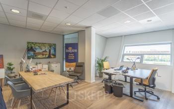 Kantoorruimtes te huur op Veluwezoom 5 in Almere Veluwsekant met lichte werkplekken, moderne inrichtingen en natuurlijk daglicht door grote ramen. Comfortabel ingericht voor zakelijke gesprekken en samenwerking.