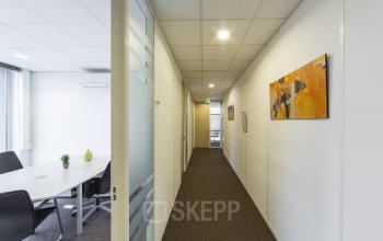 kantoorruimte huren almere centrumlocatie busplein gang gemeubileerde kantoorkamer schilderij