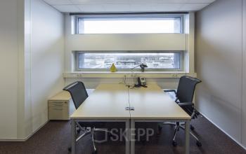 kantoorunit gemeubileerd ingericht raam uitzicht vloerbedekking almere centrum