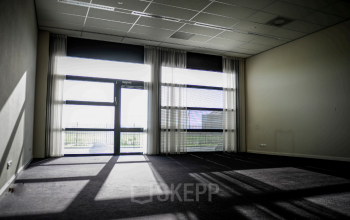 Lege kantoorruimte op de Leidse Schouw 2, Alphen aan den Rijn, met grote ramen die veel licht binnenlaten, ideaal voor kantoorruimte huren.