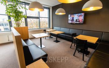 Gezellige kantoorruimte in Alphen aan den Rijn met moderne inrichting, grote ramen en zithoek. Perfect voor kantoren die op zoek zijn naar een aangename werkomgeving. Huur vandaag nog jouw ideale kantoorpand.