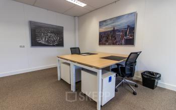 Kantoorruimte huren aan Europalaan 16 in Alphen aan den Rijn met twee bureaus, stoelen en wanddecoratie.