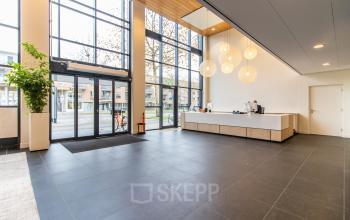 Lichte kantoorruimte met grote ramen aan de Europalaan 16 in Alphen aan den Rijn, ideaal voor kantoor of kantoorpand huur. De ruimte oogt uitnodigend met veel lichtinval en een open indeling.