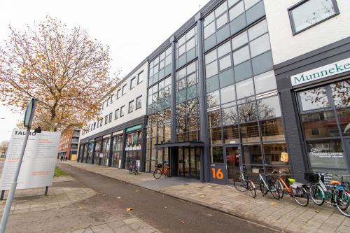 Buitenaanzicht van het kantoorpand op Europalaan 16 in Alphen aan den Rijn, ideale locatie voor kantoorruimte huren met moderne uitstraling.