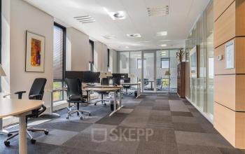 Kantoorruimte huren aan Flemingweg 8 in Alphen aan den Rijn, met moderne inrichting en werkplekken.