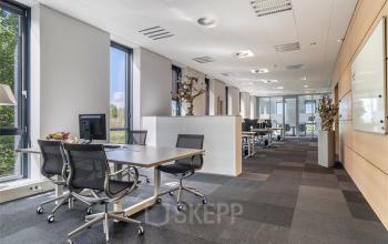 Modern kantoorpand aan Flemingweg 8, Alphen aan den Rijn, met lichte en ruim opgezet interieur. Grote ramen zorgen voor veel natuurlijk licht. Meubels zijn modern en professioneel ingericht.