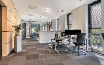 Moderne kantoorruimte huren aan Flemingweg 8 in Alphen aan den Rijn, met werkplekken, grote ramen en een verzorgde afwerking.