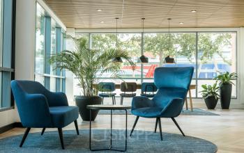 Kantoorruimte huren in Amersfoort Calveen met moderne inrichting op Spoetnik 10-64, met comfortabele stoelen, stijlvolle verlichting en grote ramen die veel licht binnenlaten.