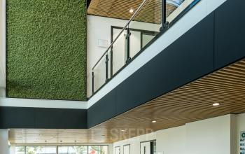 Interieur van kantoorpand Spoetnik 10-64 in Amersfoort Calveen met moderne inrichting en groene wand. Geschikt voor kantoorruimte huren met ruime en lichte werkplekken.