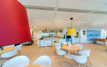 Moderne kantoorruimte met zitgedeelte en pantry, lichte inrichting en kleurrijke accenten op Spoetnik 10-64, Amersfoort Calveen.