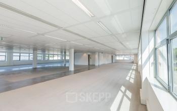 Moderne en lichte kantoorruimte te huur op Spoetnik 10-64 in Amersfoort Calveen, met grote ramen en open werkruimte.