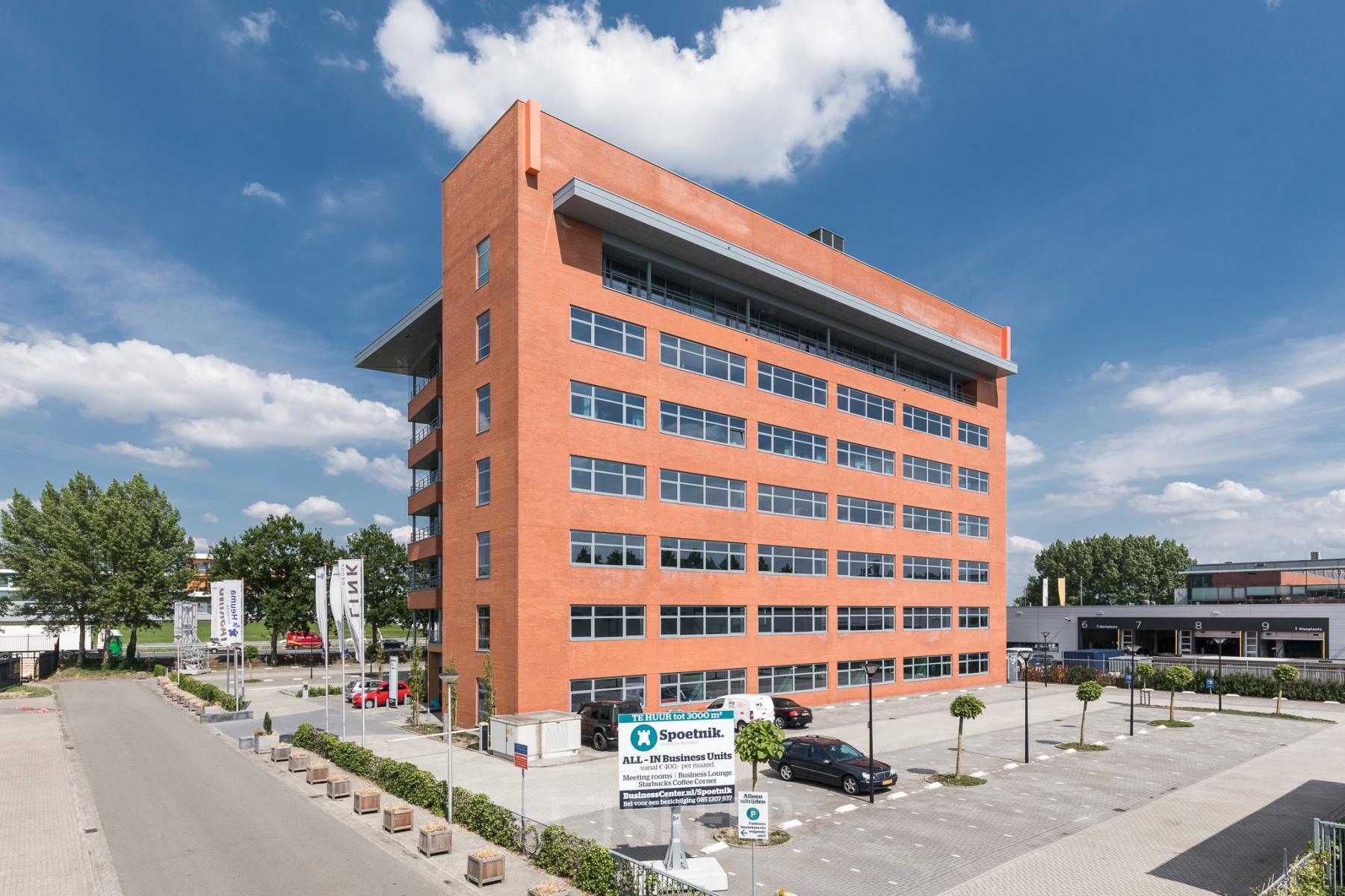 Kantoor pand op Spoetnik 10-64 in Amersfoort Calveen, zes verdiepingen hoog met opvallende rode bakstenen gevel. Ruime parkeerplaats en groene omgeving. Geschikt voor kantoorruimte huren.