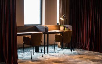 Sfeervol kantoor met twee werkplekken voorzien van comfortabele stoelen bij Ruimtevaart 24, Amersfoort Calveen. Goede optie voor kantoorruimte huren met modern interieur en rustige sfeer.