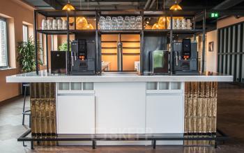 Kantoorruimte huren aan Ruimtevaart 24 in Amersfoort Calveen met een moderne koffiebar met dubbele koffiemachines en stijlvolle verlichting. Geschikt voor zakelijke ontmoetingen en informeel overleg.