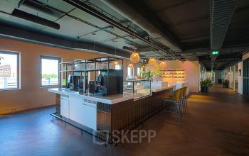 Moderne pantry in kantoorpand aan Ruimtevaart 24, Amersfoort Calveen, met stijlvolle verlichting en barstoelen. Ideaal voor huur als onderdeel van flexibele kantoorruimte.