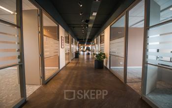 Modern kantoorpand in Amersfoort Calveen aan Ruimtevaart 24 met een strak ontworpen gang en glazen wanden.