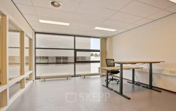 Kantoorruimte huren in Amersfoort Calveen met veel natuurlijk licht, grote ramen, en een verstelbaar bureau op Astronaut 28.