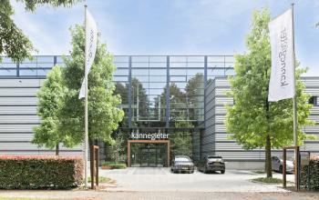 Buitenzijde van het kantoorpand gelegen op Astronaut 28, in Amersfoort Calveen, met moderne architectuur en ruime parkeerplaats voor kantoorruimte huren.