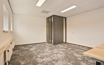 Kantoorruimte huren in Amersfoort Calveen op Astronaut 28, met moderne vloeren en strakke glazen details, geschikt voor diverse zakelijke activiteiten.