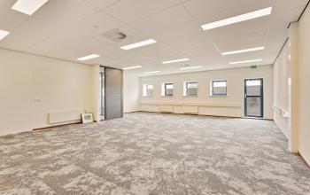 Leeg kantoor op Astronaut 28 in Amersfoort Calveen. Ruime vloeren, moderne afwerking en veel natuurlijk licht. Ideaal voor je werkruimte behoeften. Perfecte plek om kantoorruimte te huren en productief te werken.