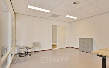 Kantoorruimte huren in Amersfoort Calveen aan Astronaut 28. Lichte kamer met kantoormeubilair en opbergruimte. Ideaal voor werk en overleg in een professionele omgeving.