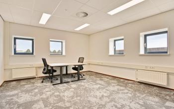 Kantoorpand op Astronaut 28 in Amersfoort Calveen met twee bureaus en stoelen, veel natuurlijk licht door meerdere ramen. Ideale ruimte voor wie kantoorruimte wil huren.