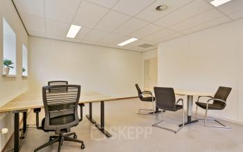 Kantoorruimte huren in Amersfoort Calveen, Astronaut 28 met lichte muren, twee bureaus, comfortabele stoelen en planten voor een gastvrije sfeer.