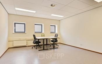 Kantoorruimte huren in Amersfoort Calveen op Astronaut 28 met functioneel interieur en grote ramen voor natuurlijk licht. Twee bureaus met stoelen aanwezig.