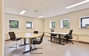 Kantoorruimte huren op Astronaut 28, Amersfoort Calveen, met twee bureaus, stoelen en planten bij het raam, ideaal voor productief werken.