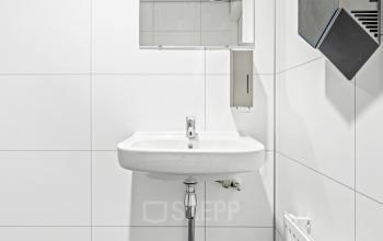 Bekijk de strakke uitstraling van het sanitair in dit kantoorpand op Maanlander 43, Amersfoort Calveen. Ideaal als onderdeel van jouw toekomstige kantoorruimte huren.