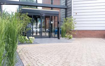 De ingang van een modern kantoorpand op Maanlander 43 in Amersfoort, ideaal voor wie kantoorruimte wil huren.
