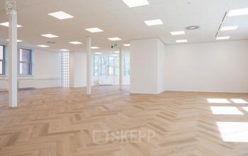 Ruime en lichte kantoorruimte op Maanlander 43 in Amersfoort Calveen, geschikt voor meerdere werkplekken. Ideaal om te huren in een modern kantoorpand.