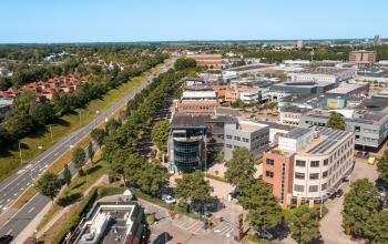 Luchtfoto van kantoorpand Maanlander 43 in Amersfoort Calveen, omgeven door groen en wegen. Perfecte locatie om kantoorruimte te huren, met diverse huurmogelijkheden in moderne kantoren.
