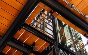 Moderne kantoorruimte met stijlvolle houten plafonds en glazen wanden op Maanlander 43 in Amersfoort Calveen, ideaal voor wie een uniek kantoor wil huren.