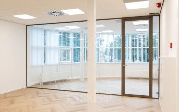 Heldere kantoorruimte met glazen wanden in een modern kantoorpand op Maanlander 43, Amersfoort Calveen, ideaal voor kantoorruimte huren.