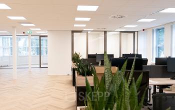 Moderne kantoorruimte in Amersfoort Calveen met open vloerplan en veel natuurlijke lichtinval. Geschikt voor bedrijven die kantoorruimte willen huren op Maanlander 43.