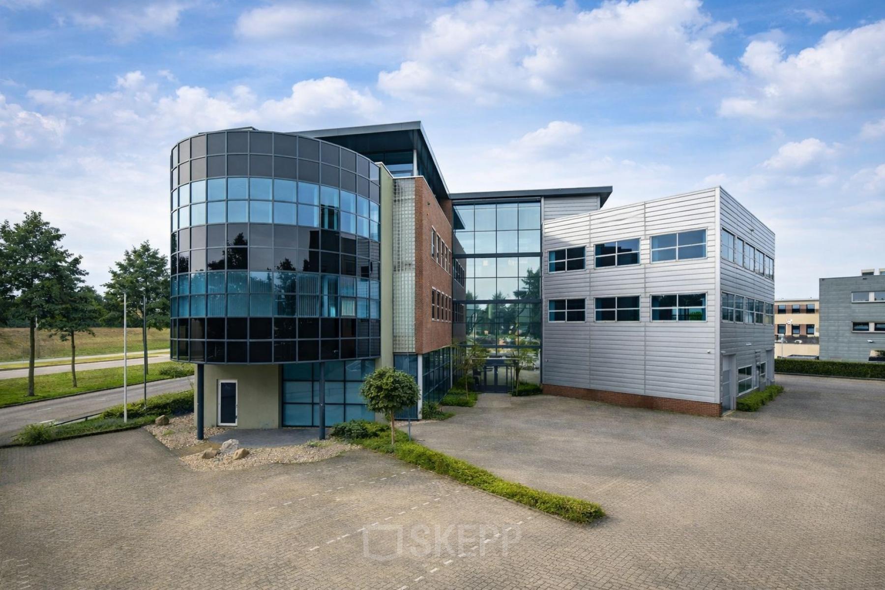 Modern kantoorpand huren op Maanlander 43 in Amersfoort Calveen met ruime parkeergelegenheid en indrukwekkende glazen gevel.