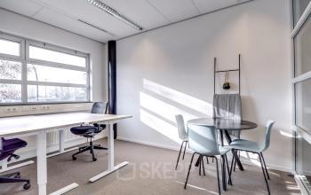Lichte kantoorruimte in Amersfoort Calveen met witte muren, grote ramen en enkele moderne meubels. Geschikt voor huren als werkruimte. Gelegen op Maanlander 47.