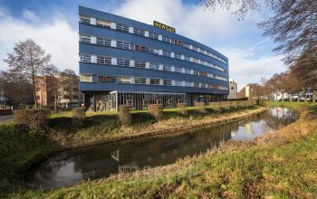 Exterieur van een modern kantoorpand op Maanlander 47 in Amersfoort Calveen, ideaal voor kantoorruimte huren met unieke architectuur en rustige omgeving.