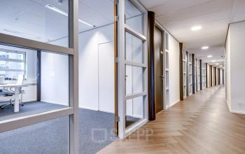 Open en lichte kantoorruimte met lange gang en meerdere werkruimtes op kantoorpand Maanlander 47 in Amersfoort Calveen. Geschikt voor kantoorruimte huren.