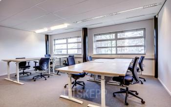 Moderne kantoorruimte huren in Amersfoort Calveen op Maanlander 47, ingericht met ruime bureaus en ergonomische stoelen, ideaal voor productief werken.