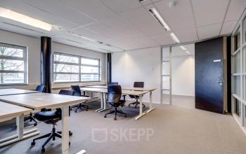 Lichte kantoorruimte te huur op Maanlander 47, Amersfoort Calveen, met moderne bureaus en stoelen, ideaal voor professionele werkomgeving.