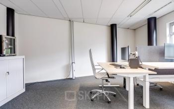 Lichte kantoorruimte met moderne werkplekken en bureaustoelen in het kantoorpand op Maanlander 47, Amersfoort Calveen, ideaal voor wie een kantoorruimte wil huren.