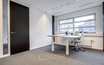 Lichte kantoorruimte met groot bureau en moderne stoel, gelegen op Maanlander 47, Amersfoort Calveen. Ruimte geschikt voor kantoorwerkzaamheden of als werkplek te huur.