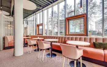Moderne en lichte kantoorruimte te huur met comfortabele zitplekken en grote ramen op Maanlander 47 in Amersfoort Calveen.