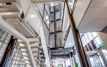 Kantoorruimte huren in het moderne kantoorpand op Maanlander 47, Amersfoort Calveen. Het lichte interieur heeft een open en eigentijdse uitstraling met glazen elementen en een ruime toegangsruimte.